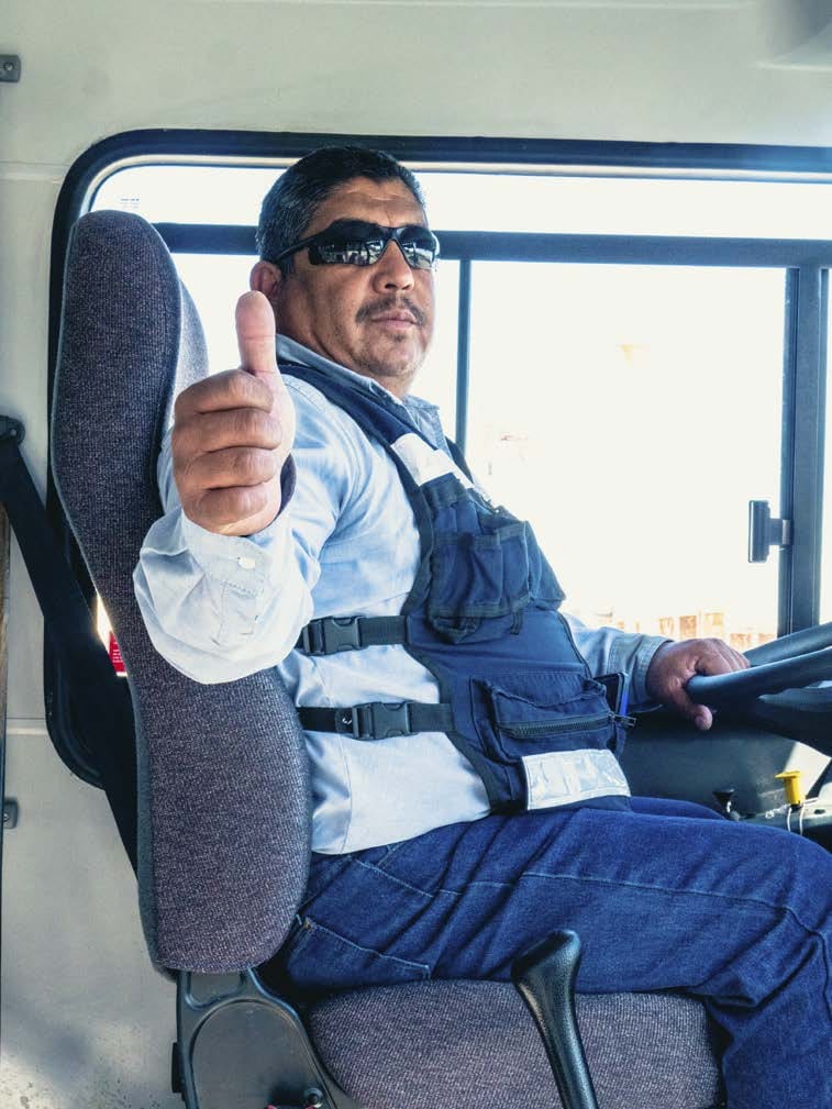 Operador de Punto Transportes al volante, con chaleco de seguridad